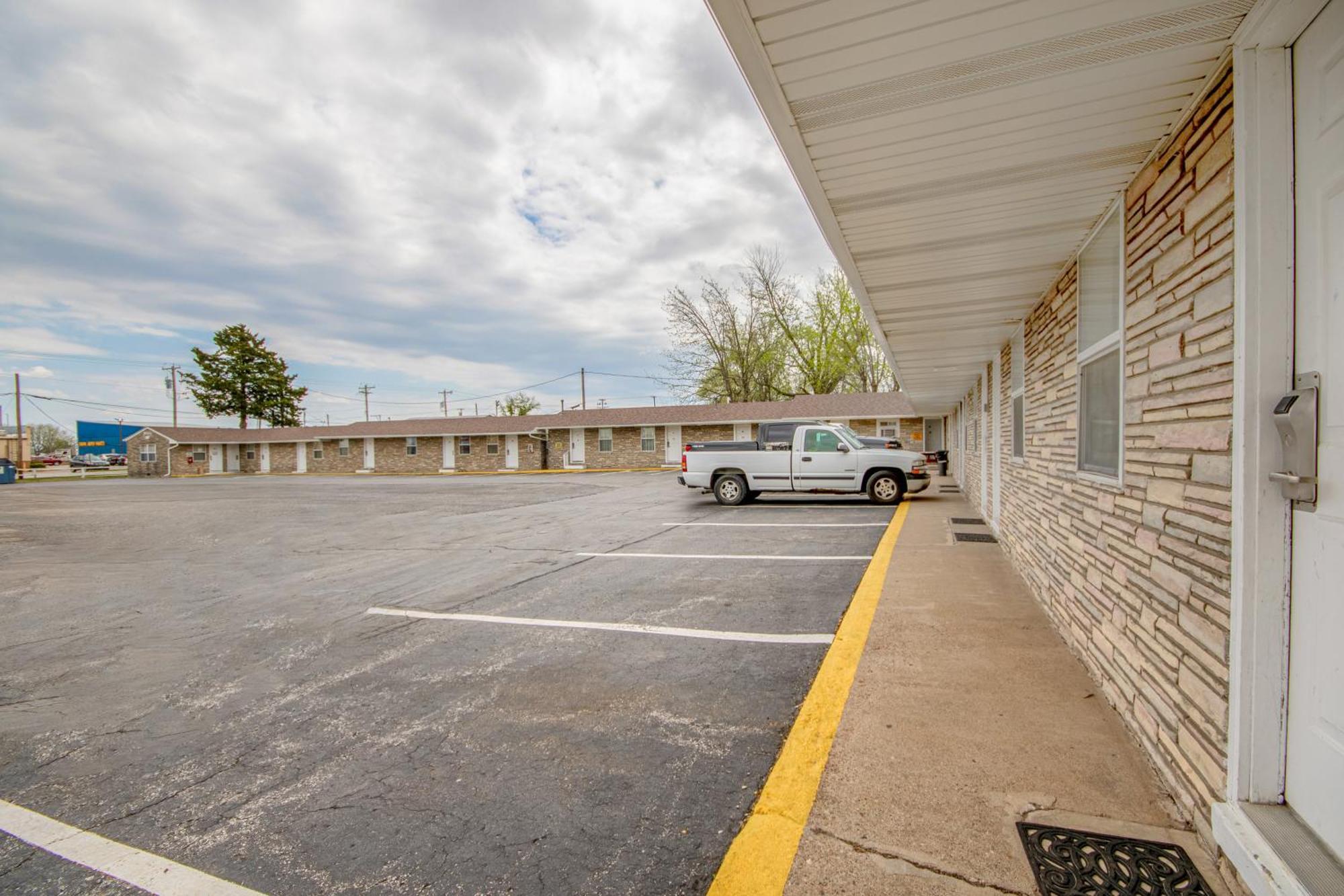 Oyo Travelier Motel Macon Exterior photo
